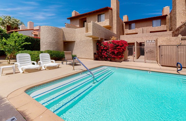 Beautiful Condo w/ shared pools, less than a mile to downtown