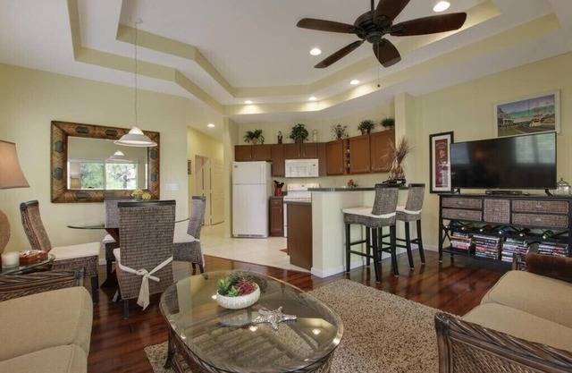"Beautiful Condo with a Tree house Feel"