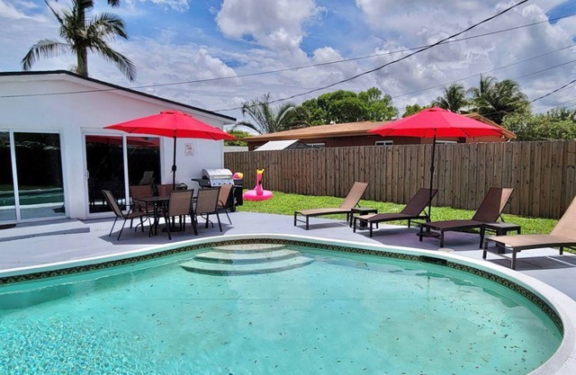 Beautiful Corner Home 3BRs with Pool and Hot Tub