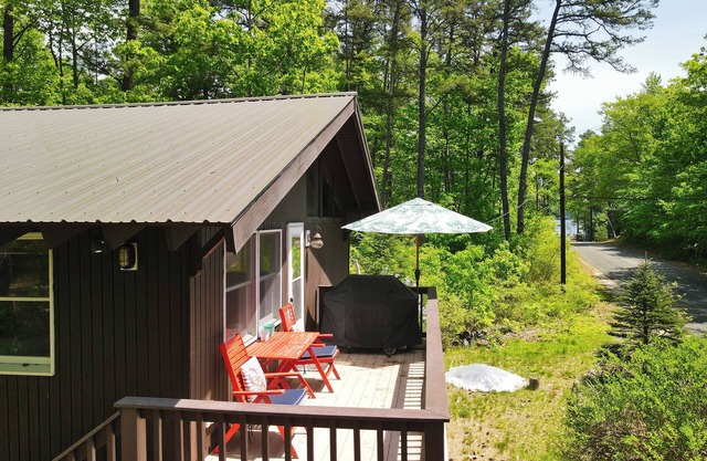 ***Beautiful Cottage Just a "Stones Throw" from Beautiful Silver Lake