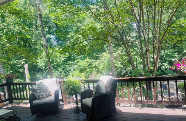 Hermosa escapada rural, 5 millas de Graceland de Elvis, Serene Waterfall / Pool