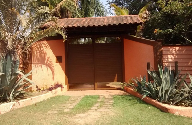 Linda casa con piscina y muy verde