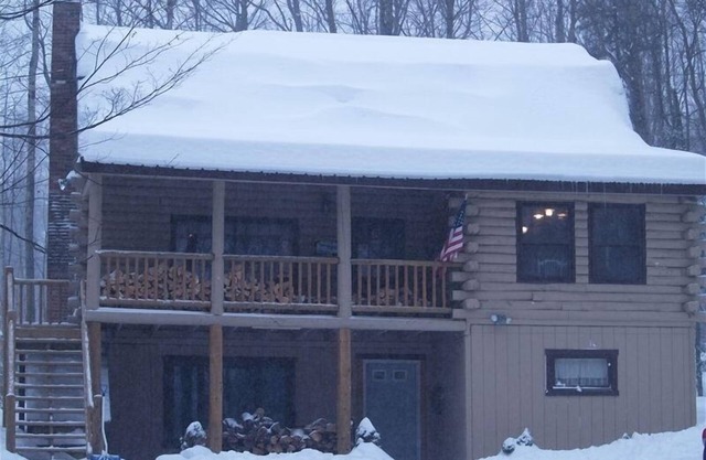 20% de descuento en Log Cabin (4 BR / 2 BA) w / HOT TUB; Preguntar al propietario