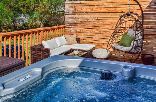 Beautiful, Cozy, Modern Home w/ King Bed, Hot Tub & Deck! 11 mins to Downtown!