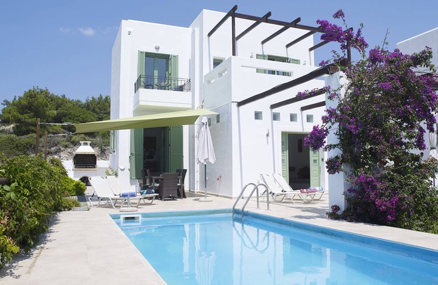 Hermosa villa independiente, piscina privada y vistas al mar cerca del pueblo y la playa
