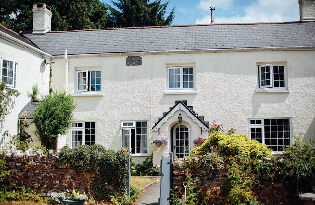 Beautiful large farm house & cosy cottage set in an idyllic rural setting