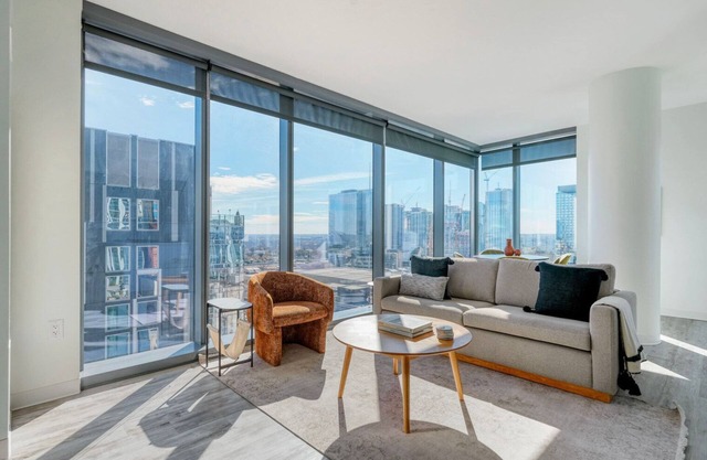 Beautiful Downtown 2BR w/ Lounge, Deck, W/D & Pool, by Blueground