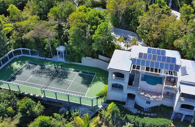 Beautiful Estate located minutes from North Shore Beaches!