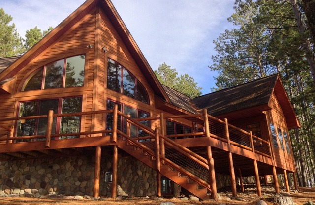 Hermosa casa ejecutiva de Lake en Peninsula con frente a lago de 657 pies