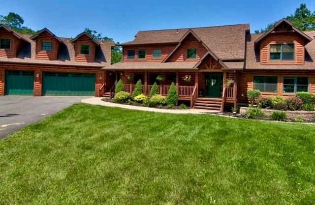 Lujosa cabaña aislada en el norte de Pocono. Gran retiro familiar en casa!