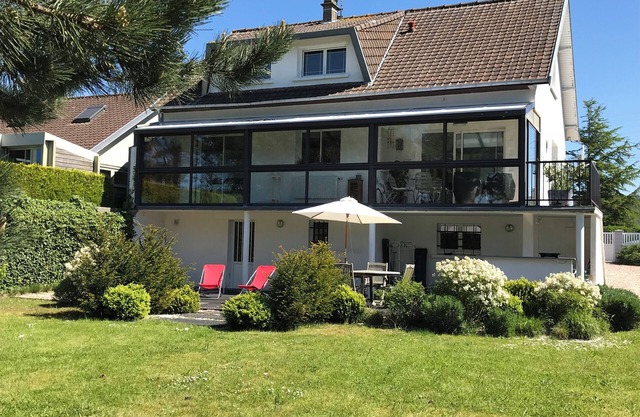 Hermosa villa de la familia con un gran jardín de 100 m de la playa