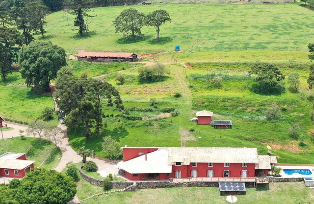 GRANJA PARA GRUPOS GRANDES: PISCINA, BARBACOA, LAGOS Y CABALLOS