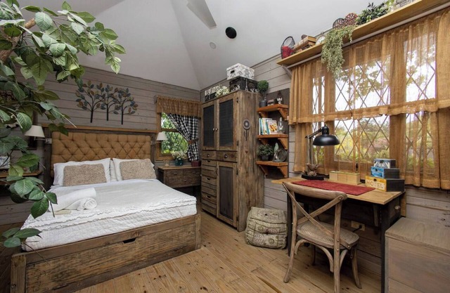 This treehouse is a 4 bedroom(s), 3 bathrooms, located in Quinta Pavo Real, Panama Oeste.