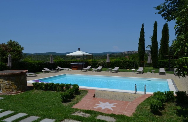 Finca en una hermosa ubicación de 18 a 22 personas, piscina privada y jacuzzi, sala común, horno de pizza, bo