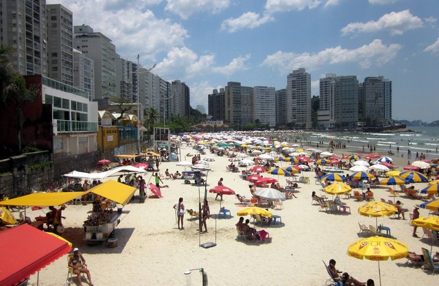 Hermosa forma cala-Guaruja con dos dormitorios, una suite, dos cuadras de la playa