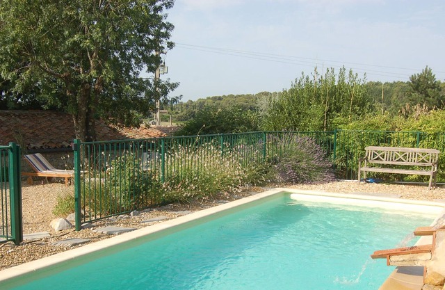 Hermosa casa de piedra con piscina de agua salada en la tranquila aldea. Vistas impresionantes