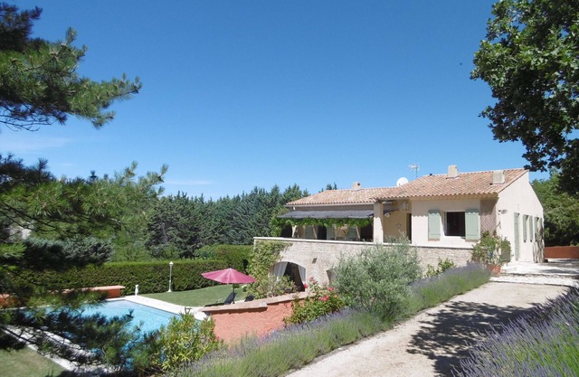 muy bonita casa llena 4à7pers pie, con piscina San Saturnino d'Apt