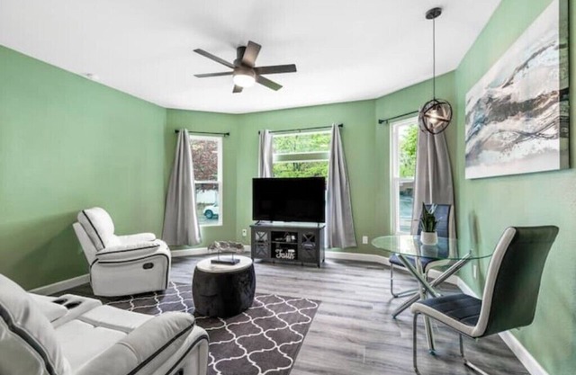 Beautiful fully remodeled 1 bd apt w King size bd