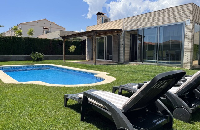 Preciosa villa en planta baja con piscina privada a 350m de la playa