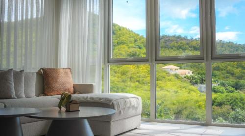 Beautiful hillside Condo with ocean views