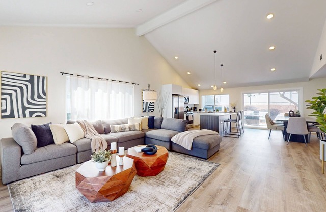 Beautiful home- close to downtown & beach w/hot tub
