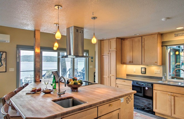 ¡NUEVO! Waterfront Puget Sound Home con bañera de hidromasaje y muelle