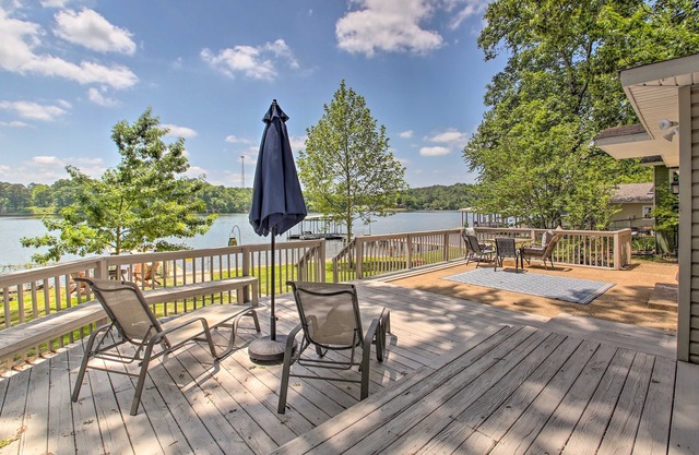 Beautiful Hot Springs lake house on Lake Hamilton steps away from the lake!!!!!!