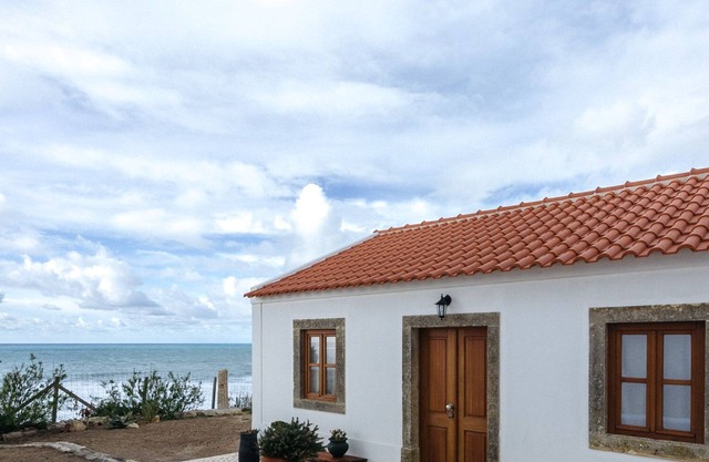 HERMOSA CASA EN UN ACANTILADO POR EL OCÉANO