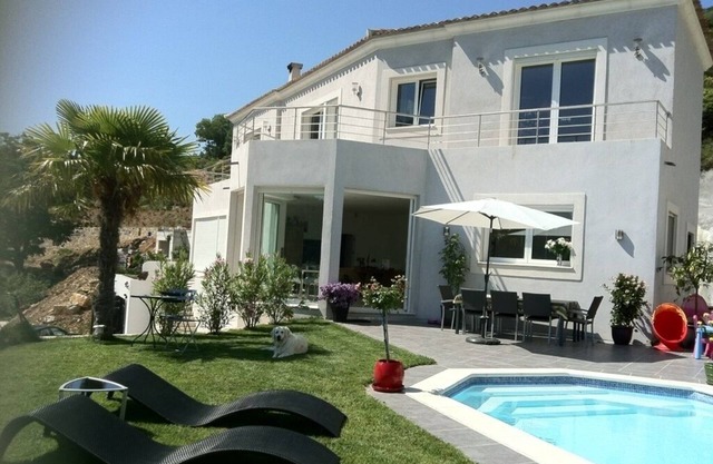 Chalet independiente con vistas al mar y montaña. Piscina - Fitness. Cerca de Mónaco.