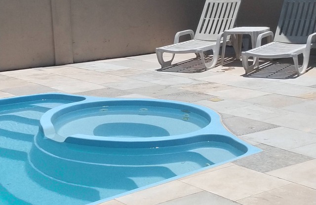 Casa con piscina, hidromasaje y barbacoa.