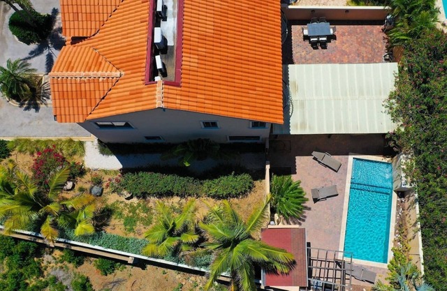 BONITA CASA CON PISCINA PRIVADA EN LA COSTA DE ORO