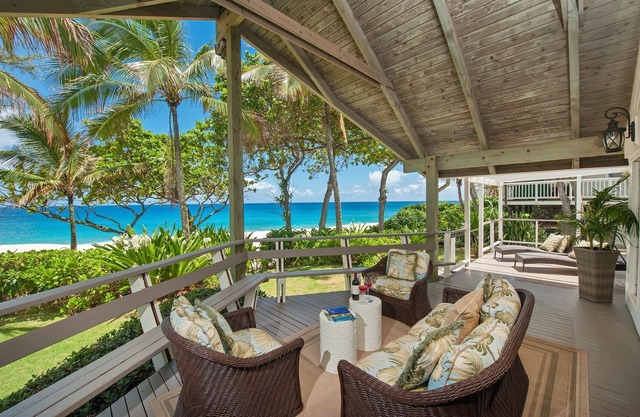 Hermoso estilo isleño frente al mar con aire acondicionado y terraza cubierta