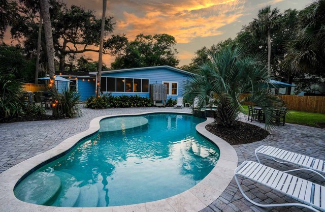 Hermosa casa de Isle of Palms con piscina climatizada / jacuzzi. A pie de playa! 5bd / 3ba