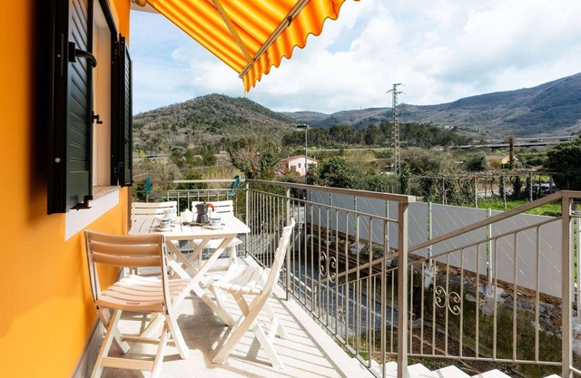 Acogedor apartamento para 4 personas con WIFI, A/C, TV, balcón, vista panorámica y aparcamiento