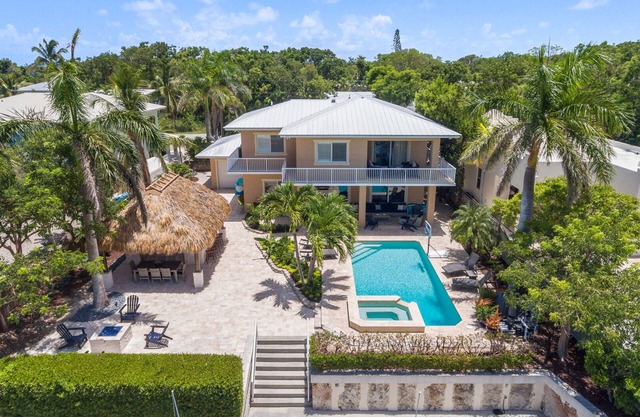 Hermoso Key Largo Resort Home con piscina, bañera de hidromasaje, Tiki, hoguera