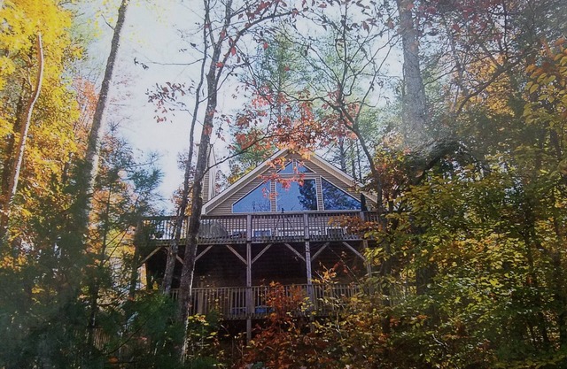 Hermosa casa del lago en el lago Hiwassee en Bear Paw con muelle y majestuosas vistas
