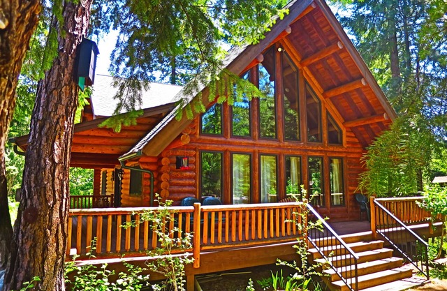 Hermosa Log Home ubicado en el bosque adyacente a Ingalls Creek.