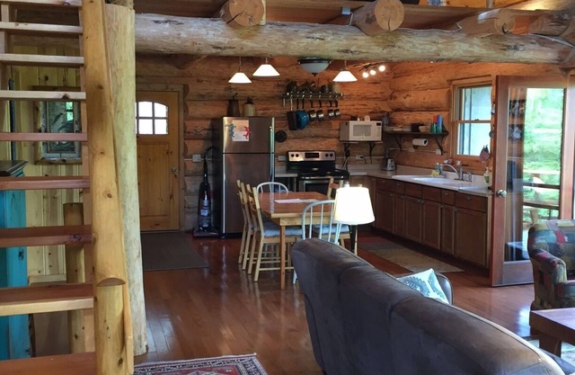 Hermosa casa de madera frente a la BWCA