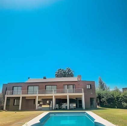 Hermosa Mansión c/pileta y jacuzzi -Barrio privado