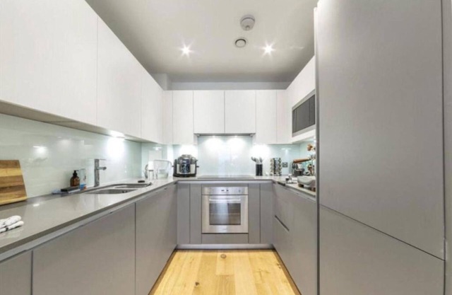 Beautiful Modern 2 Bedroom Apartment with Balcony