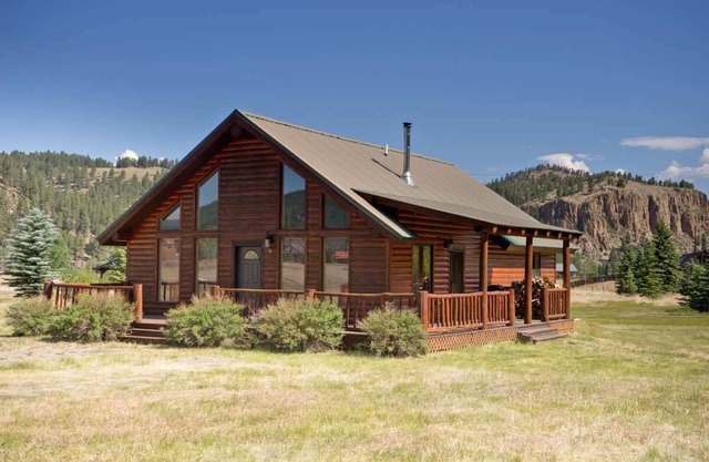 Beautiful Mountain Cabin w/ Wraparound Deck/Private Washer/Dryer/Free WiFi