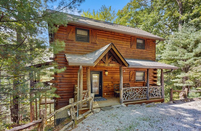 Beautiful mountain view cabin with large deck, gas grill, and amenities