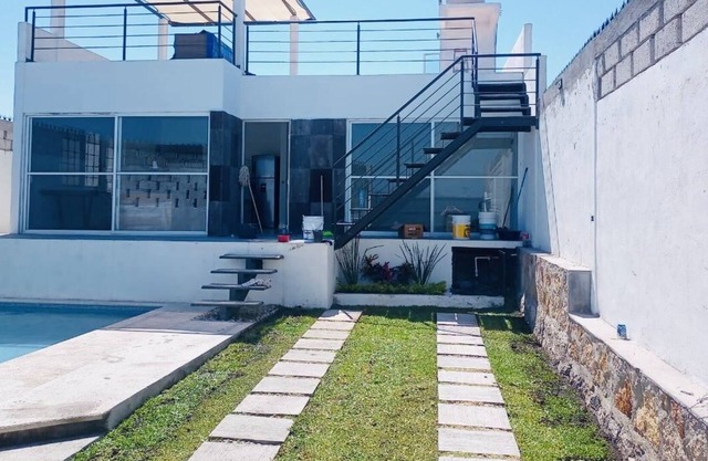 Hermosa casa nueva con alberca privada y vista al lago
