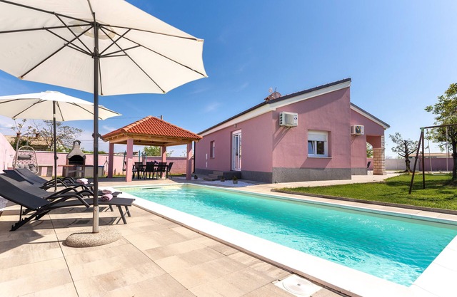 Hermosa villa nueva con piscina privada cerca del mar perfecto para unas vacaciones relajantes