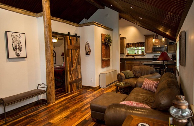 Hermosa cabaña de madera recién remodelada en Tiny Timbers Resort!