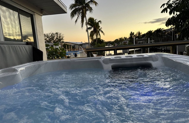 Beautiful North Fort Myers Home w/ Hot Tub & Boat Lift