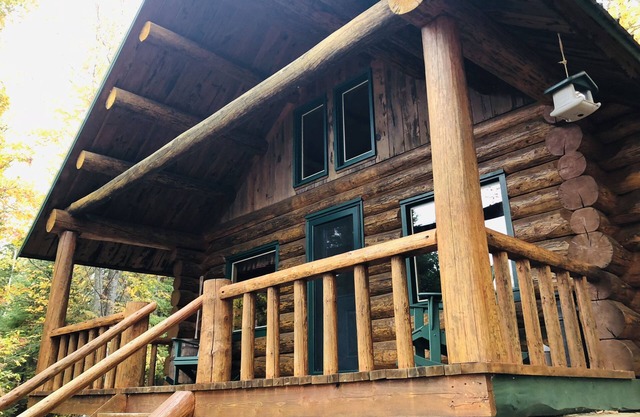 Las mejores cabañas de madera del norte de Maine para los amantes de la caza y la moto de nieve