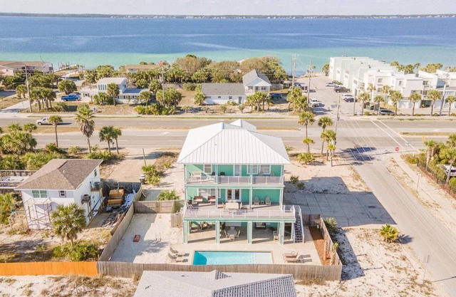 Beautiful Open Concept Home with Private Pool-Steps the Beach!