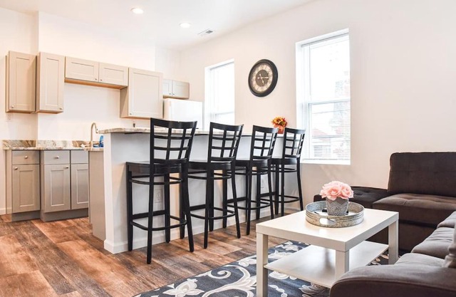 Beautiful Pittsburgh home-walkable area w parking