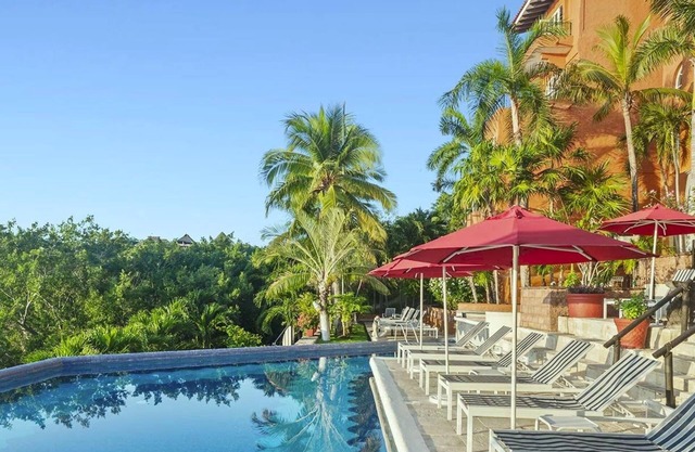 Beautiful Presidential 1 Bedroom Full Kitchen in Zihuatanejo WiFi, AC, Sleeps 4